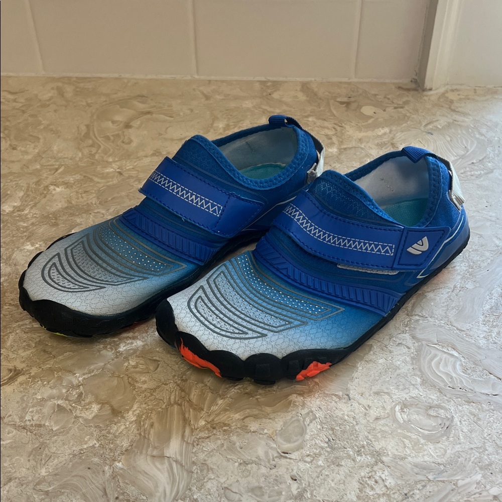Boys water shoes, size 3.5
